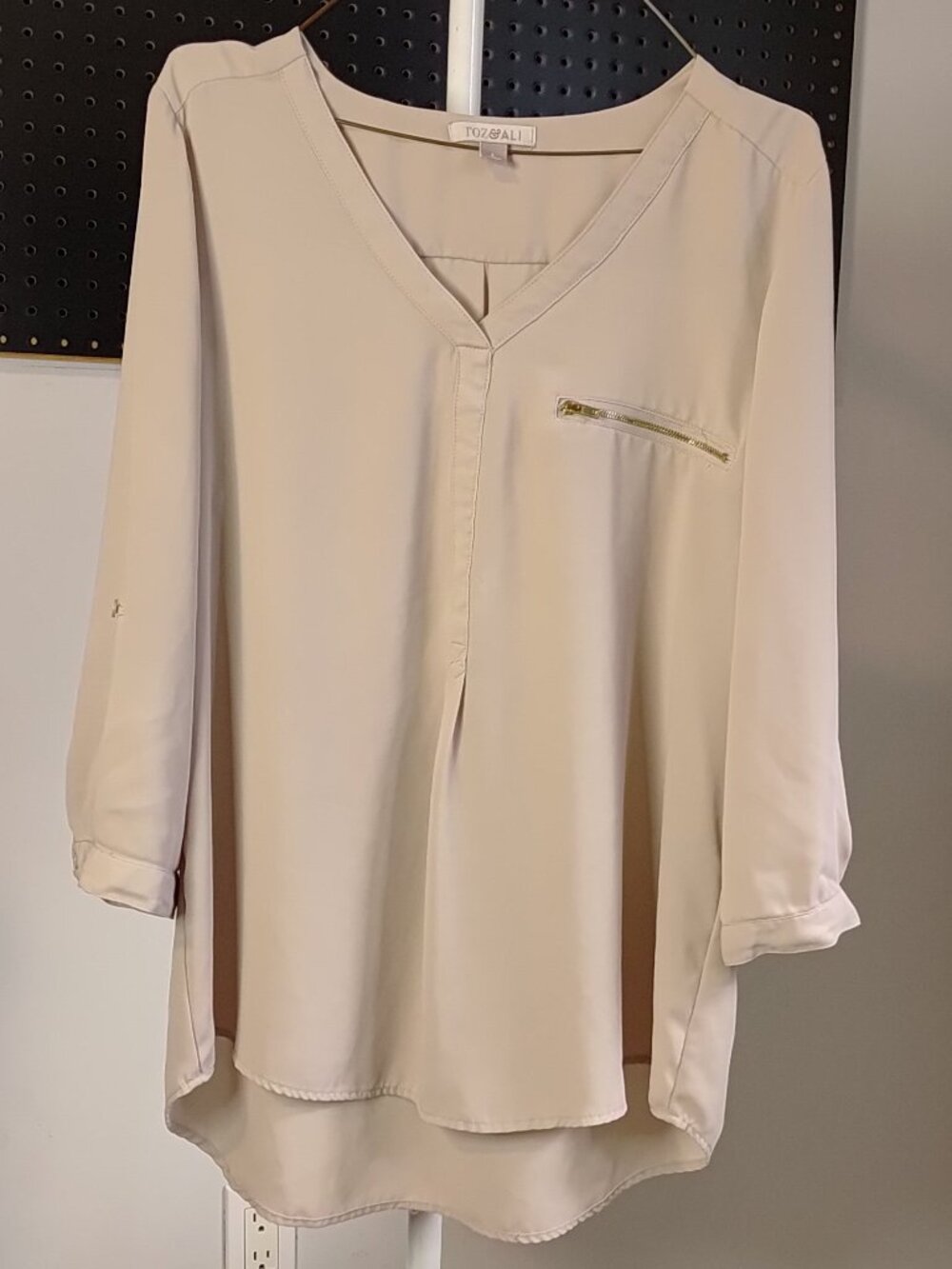 Roz & Ali Long Sleeve top beigh color with a upper ziper pocket size L